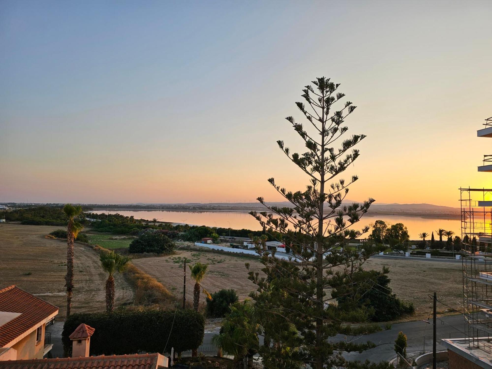 Majestic Sunset Salt Lake Views 300M From Beach Ларнака Екстериор снимка